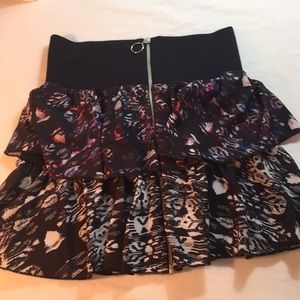 Flirty H&M ruffle skirt, front zip, size 8, NEW!